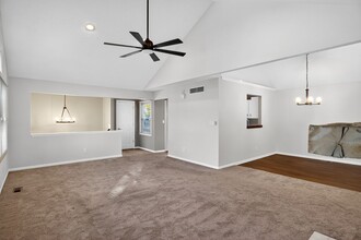 9592 Maple Way in Indianapolis, IN - Foto de edificio - Building Photo