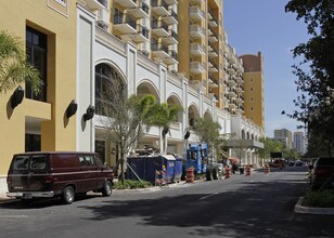 The Palace at Coral Gables in Coral Gables, FL - Foto de edificio - Building Photo