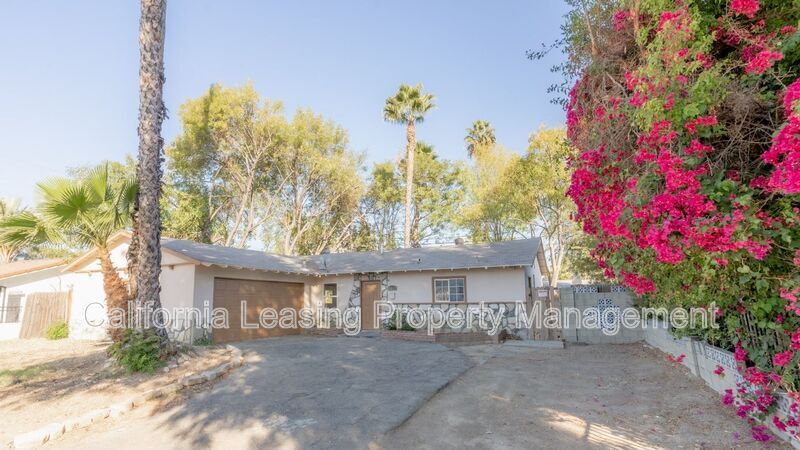 20865 Burbank Blvd in Los Angeles, CA - Building Photo