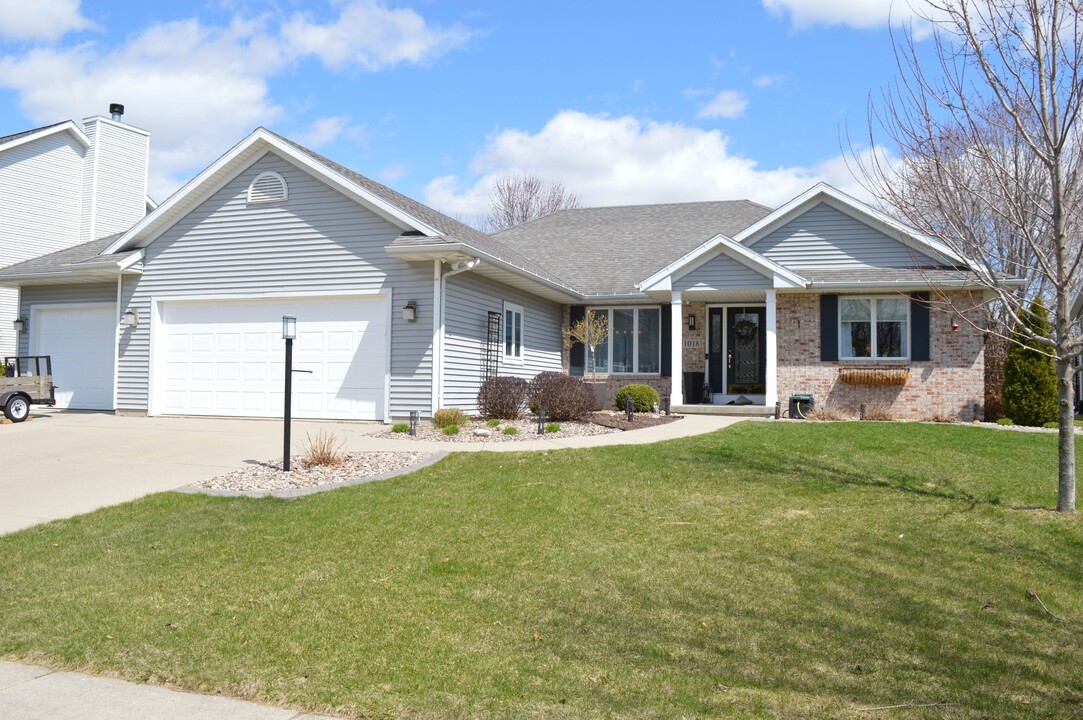1018 Ganser Dr in Waunakee, WI - Foto de edificio