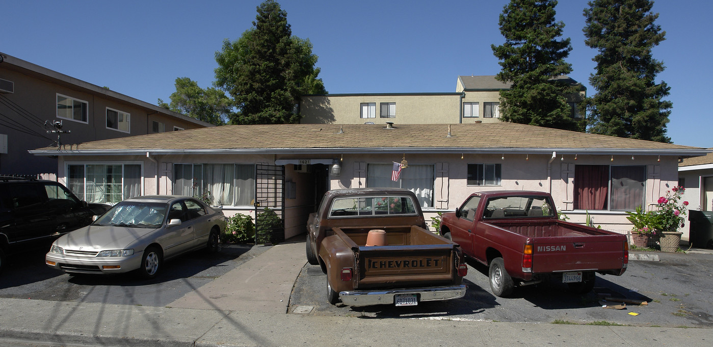 1621 Frisbee Ct in Concord, CA - Building Photo