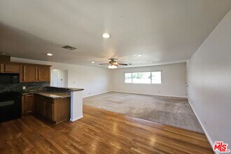 22040 Wyandotte St in Los Angeles, CA - Building Photo - Building Photo
