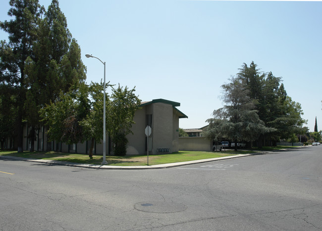 Mt View Apartments in Reedley, CA - Building Photo - Building Photo