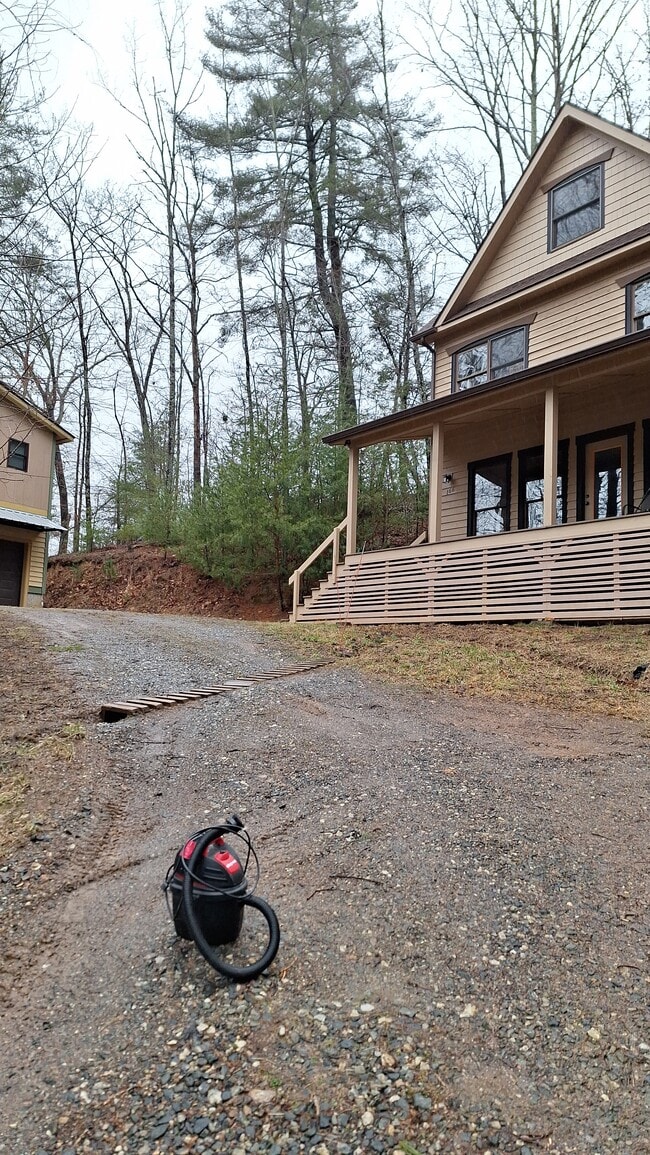 166 Mundy Cove Rd in Weaverville, NC - Foto de edificio - Building Photo