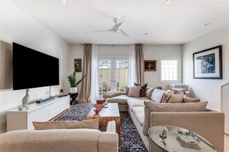 7404 W Northwest Hwy in Dallas, TX - Building Photo - Building Photo