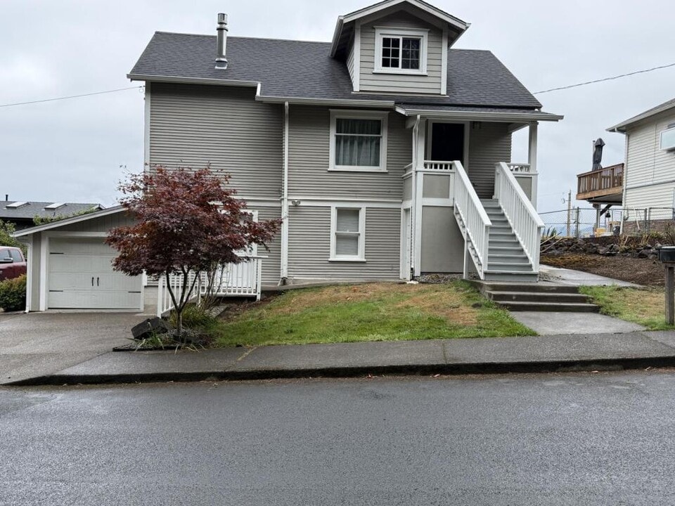 488 Floral St in Astoria, OR - Building Photo