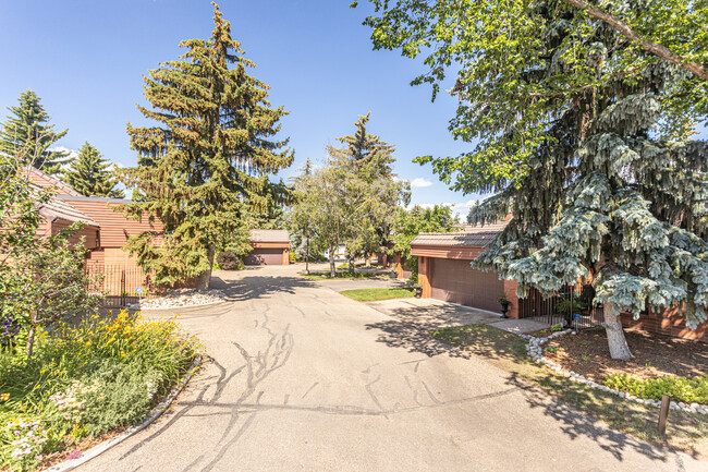 500 Lessard Dr NW in Edmonton, AB - Building Photo - Primary Photo