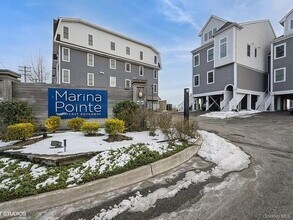 311 Marina Pointe Dr in Hempstead, NY - Building Photo - Building Photo