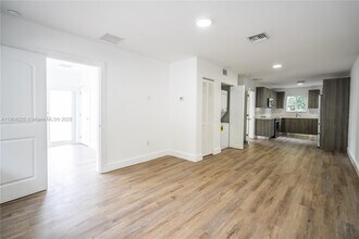 1850 S Treasure Dr in North Bay Village, FL - Foto de edificio - Building Photo