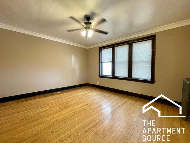 2402 N Leclaire Ave in Chicago, IL - Building Photo - Building Photo