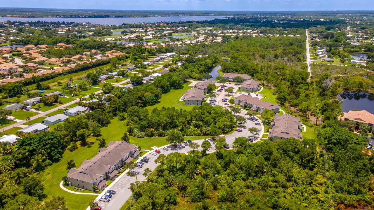 Stuart Pointe in Jensen Beach, FL - Building Photo