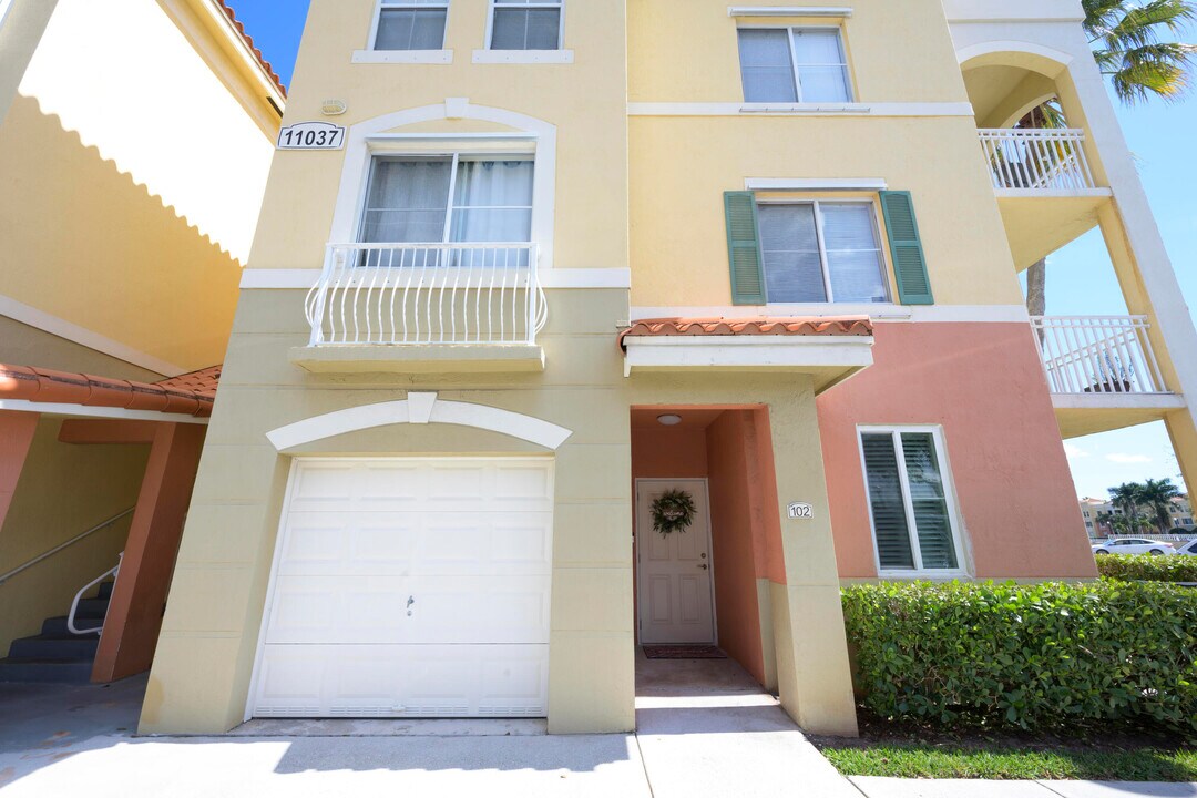 11037 Legacy Blvd in Palm Beach Gardens, FL - Foto de edificio