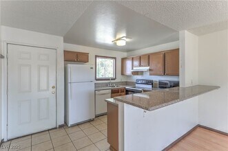 5404 S Swenson St in Las Vegas, NV - Building Photo - Building Photo