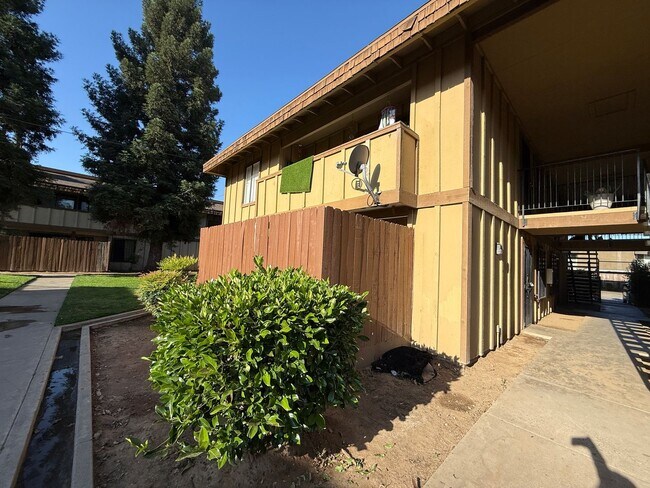 1221 N Peach Ave in Fresno, CA - Building Photo - Building Photo