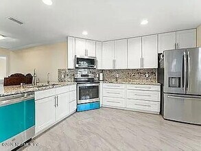 3054 Caroline Crest Dr E in Jacksonville, FL - Building Photo - Building Photo