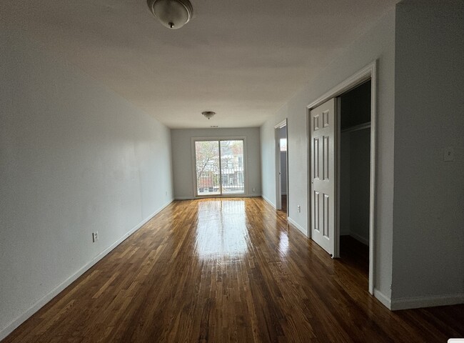 19 Skyline Dr, Unit 2 in Jersey City, NJ - Building Photo - Building Photo