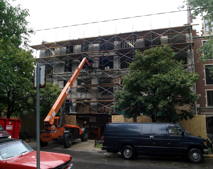 512 W Barry Ave in Chicago, IL - Building Photo