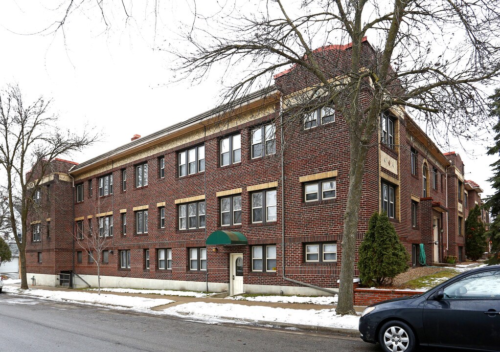 372 Cleveland Avenue North in St. Paul, MN - Foto de edificio