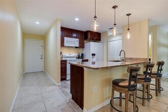 3001 58th Ave S in St. Petersburg, FL - Foto de edificio - Building Photo