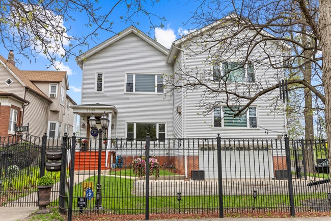 2536 W Logan Blvd in Chicago, IL - Building Photo - Building Photo