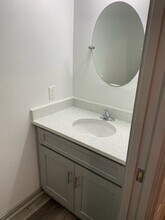 8105 Corinth St, Unit B in Houston, TX - Foto de edificio - Building Photo