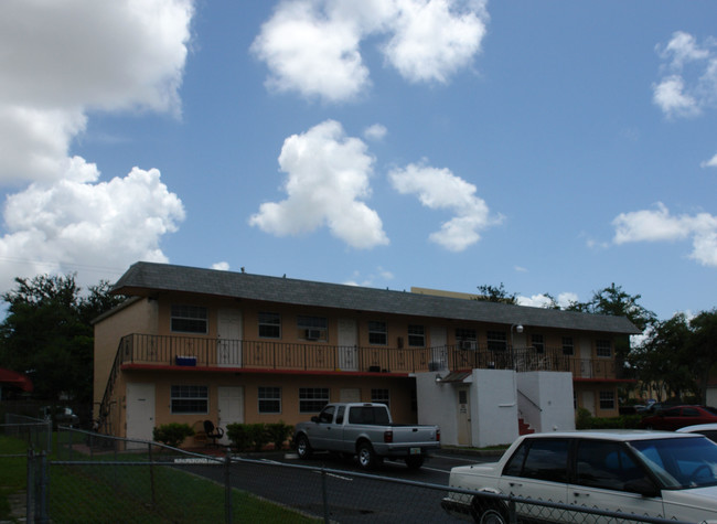 Alolill Apartments in Hollywood, FL - Building Photo - Building Photo