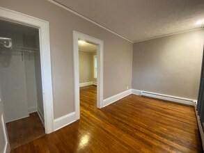 2042 Genesee St, Unit 1 in Utica, NY - Foto de edificio - Building Photo