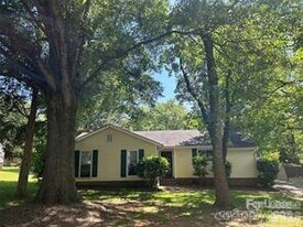 5921 Falstaff Dr in Charlotte, NC - Building Photo