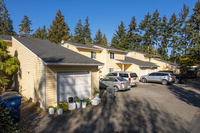 Hampton Court Townhomes in Lynnwood, WA - Building Photo - Primary Photo