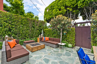 804 Westmount Dr in West Hollywood, CA - Building Photo - Building Photo