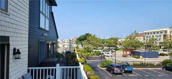 33 Bannister's Wharf in Newport, RI - Foto de edificio - Building Photo