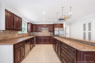 5701 SW 136th St in Miami, FL - Foto de edificio - Building Photo