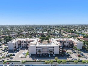 995 SW 84th Ave, Unit 223 in Miami, FL - Foto de edificio - Building Photo