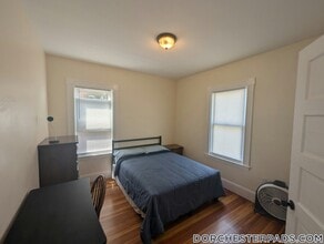 27 Bourneside St in Boston, MA - Foto de edificio - Building Photo