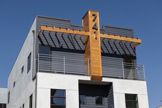 741 Wilcox Ave, Unit A in Los Angeles, CA - Foto de edificio - Building Photo