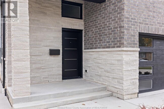 2159 Parkdale Pl in Windsor, ON - Building Photo - Building Photo