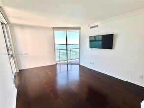 335 S Biscayne Blvd, Unit 2512 in Miami, FL - Building Photo - Building Photo