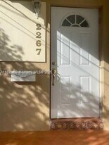 2267 SW 15th St in Miami, FL - Building Photo