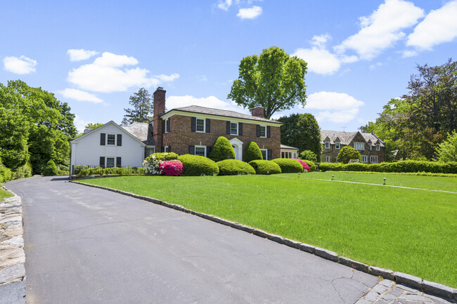 8 Church Ln in Scarsdale, NY - Foto de edificio - Building Photo