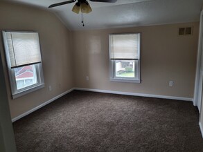 807 Meadow Dr in West Mifflin, PA - Building Photo - Building Photo