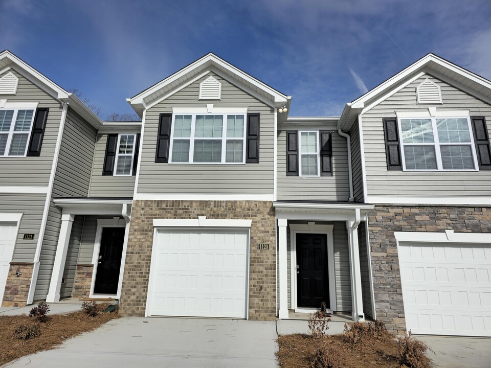 1123 Evelynnview Ln in Kernersville, NC - Building Photo