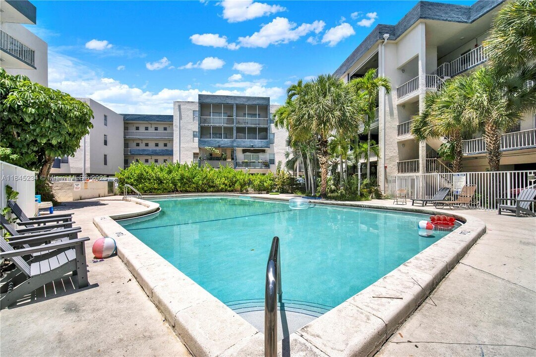16750 NE 10th Ave in North Miami Beach, FL - Building Photo