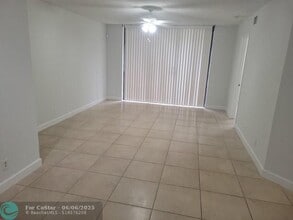 5681 Riverside Dr in Coral Springs, FL - Foto de edificio - Building Photo