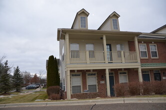 474 Village Dr in Walled Lake, MI - Building Photo - Building Photo
