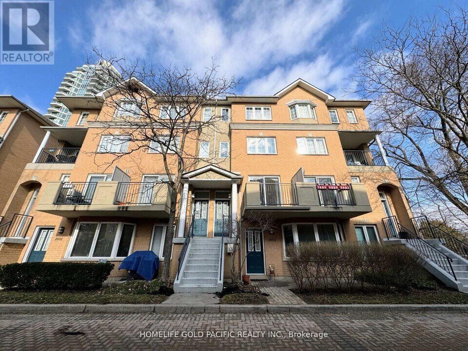 28 Sommerset Way in Toronto, ON - Building Photo