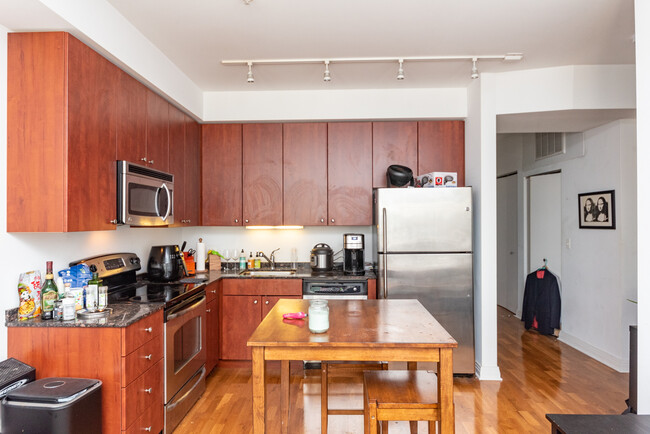 565 W Quincy St in Chicago, IL - Building Photo - Building Photo