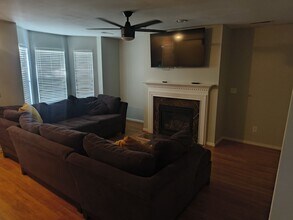 5104 Mystic Oak Dr in Browns Summit, NC - Foto de edificio - Building Photo