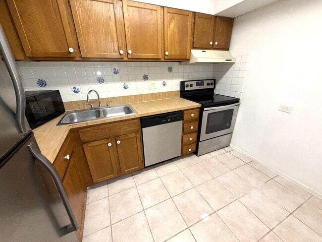 property at 3690 Inverrary Dr