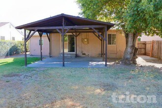 5812 Laurine Way in Sacramento, CA - Building Photo - Building Photo