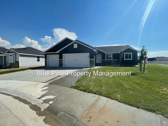 1924 Harrington Cir in Idaho Falls, ID - Building Photo - Building Photo